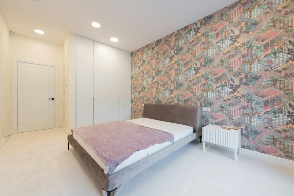 how to maximize a small bedroom