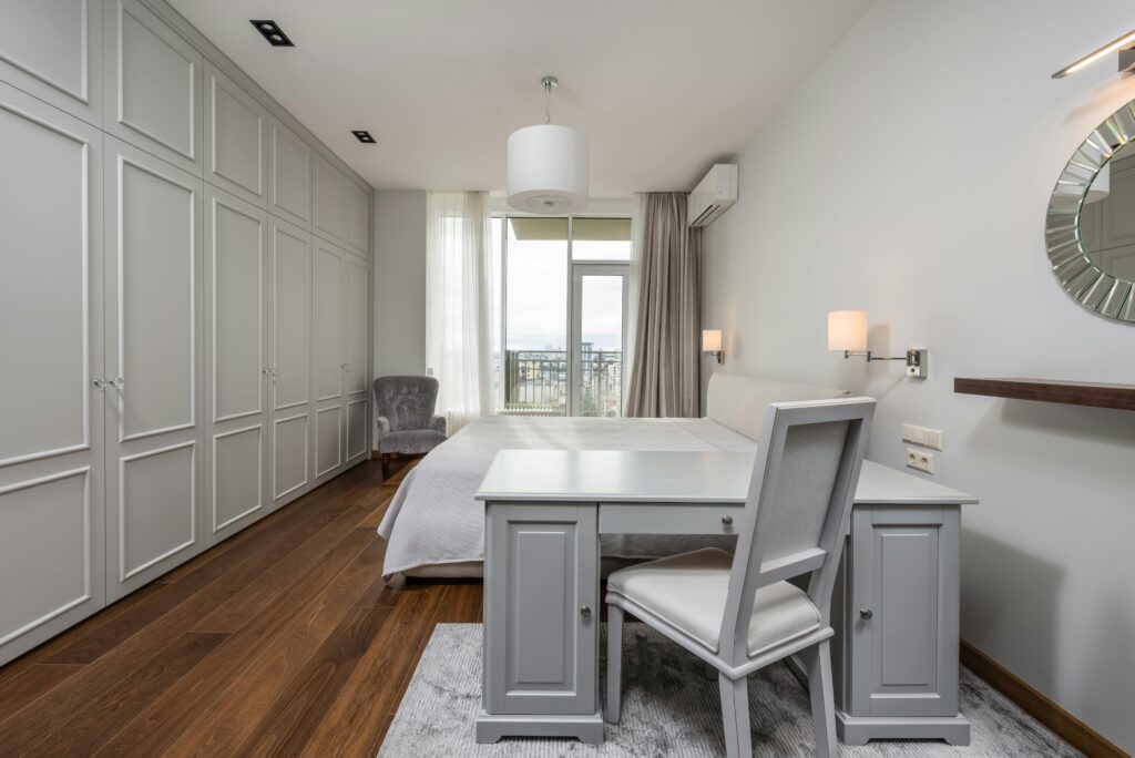 how to maximize a small bedroom