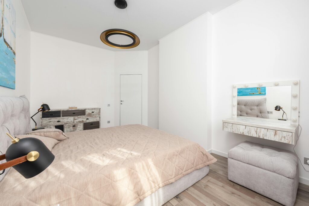 how to decorate a small bedroom