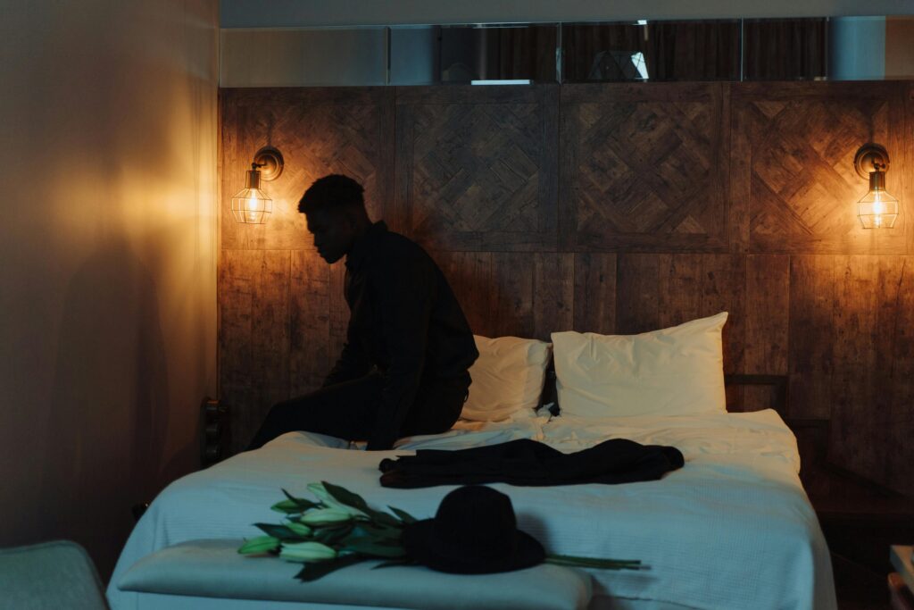 dark small room decor ideas