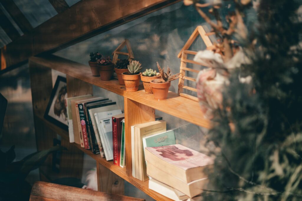 how to style bookshelves small spaces