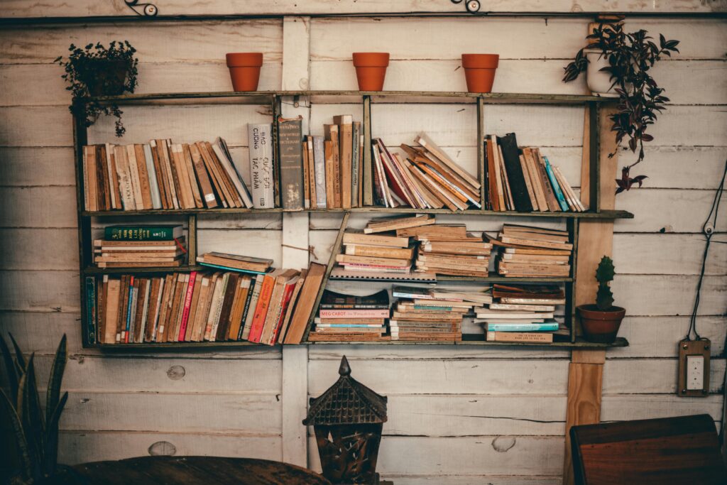 how to style bookshelves small spaces