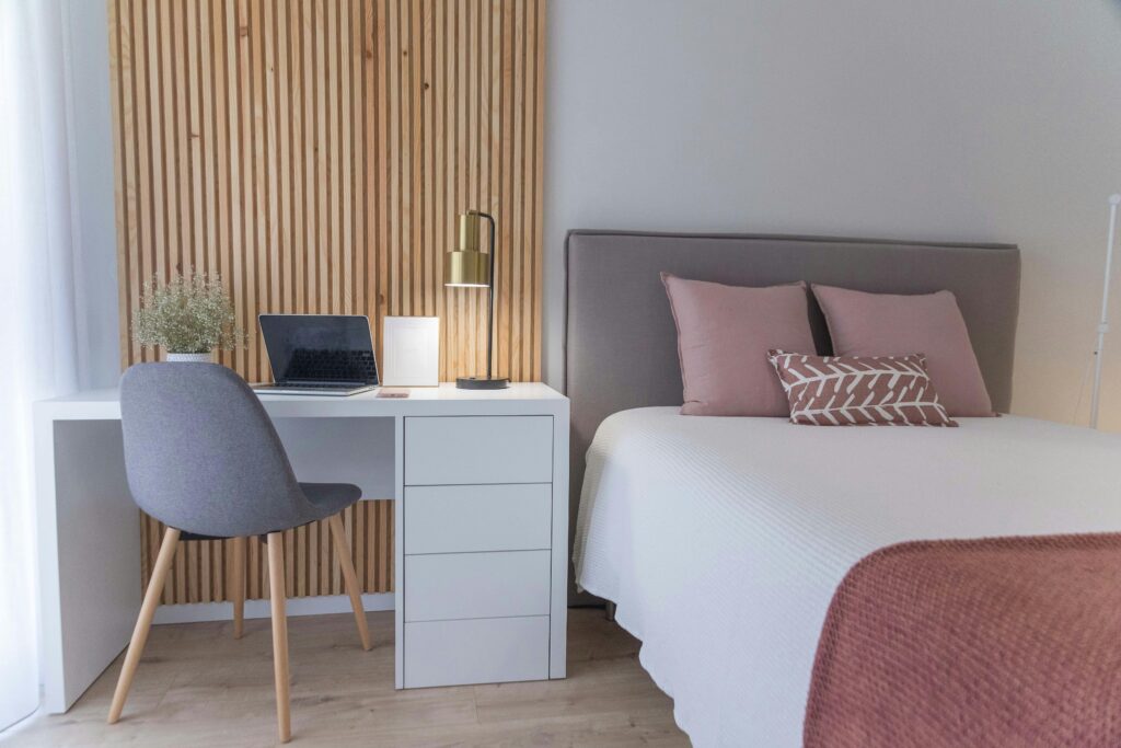 how to decorate a small bedroom