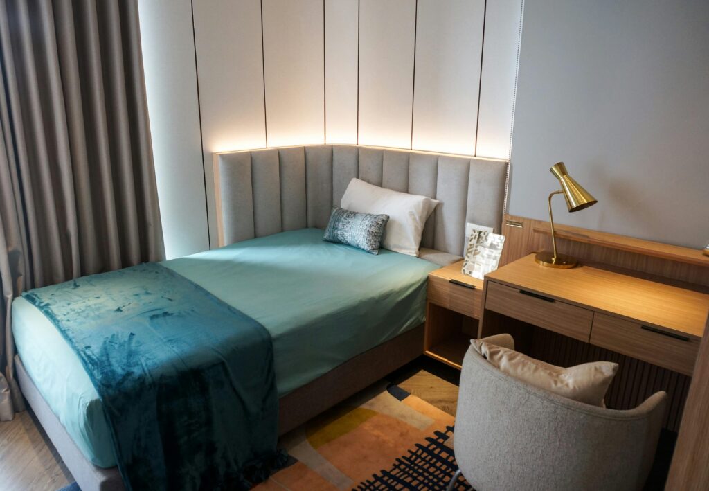 how to decorate a small bedroom